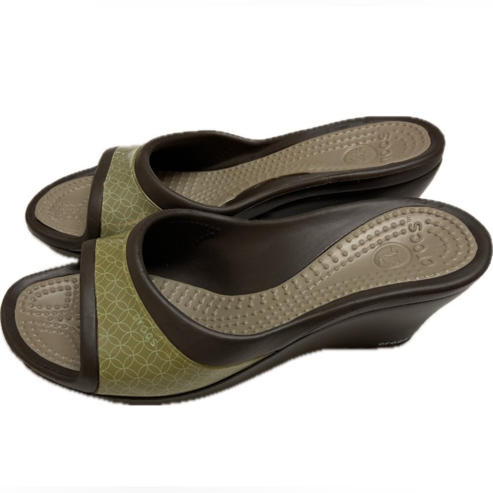 CROCS Sassari wedge sandals in brown and green - Picture 6 of 8